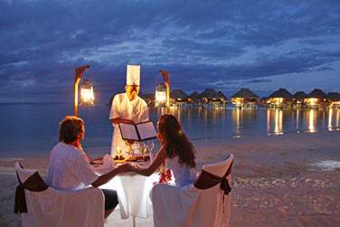 Ce diner romantique au bord de l'eau .. ! 
 Agrable sjour dans nos htels !